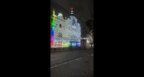 Iluminação colorida do Estádio de São Januário na noite.