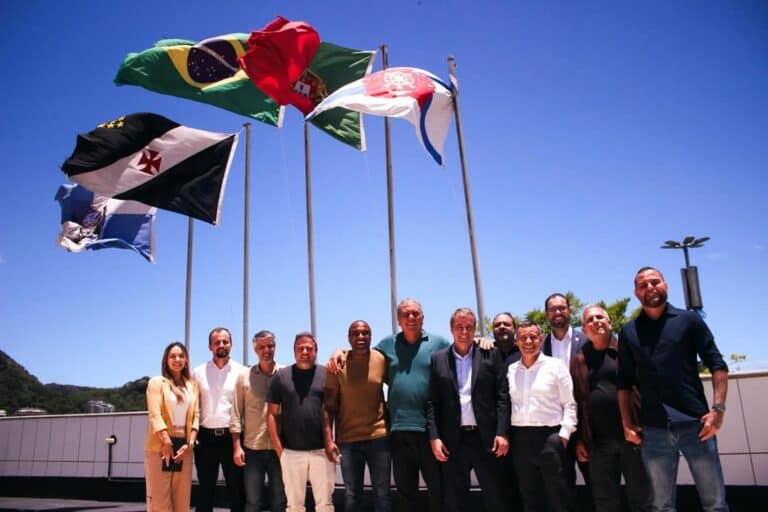 Bandeiras do Vasco em reunião ao ar livre.
