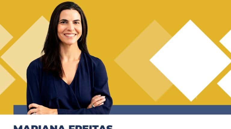 Mulher sorrindo com fundo amarelo e formas geométricas.