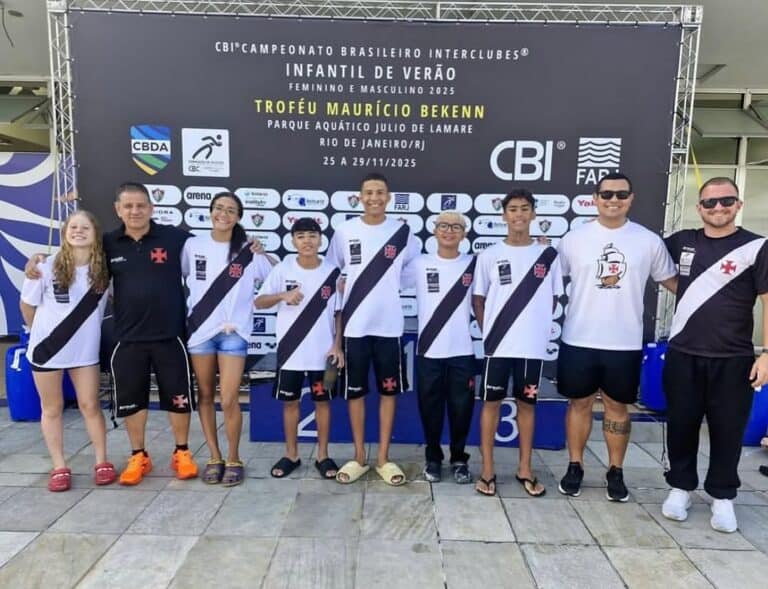 Grupo de pessoas com uniforme do Vasco na cerimônia de award.