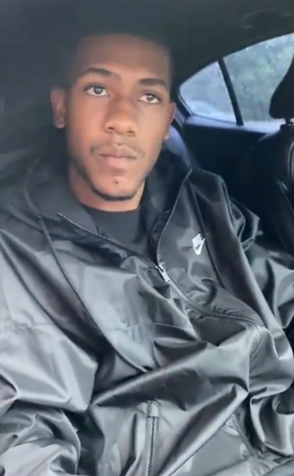 20251126-155621-1-21-rayan-em-meio-ao-protesto-da-torcida-do-vasco-foto-reproducao Rayan em meio ao protesto da torcida do Vasco — Foto: Reprodução