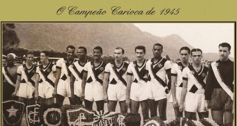 Time de futebol do Vasco em 1945, com jogadores uniformizados de branco e preto, posando de frente em campo.