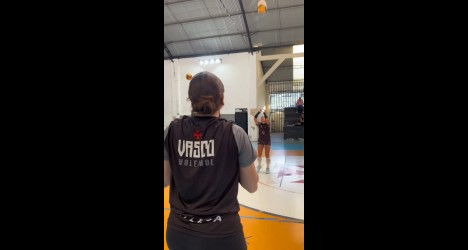 Jogadora do Vasco em quadra de vôlei.