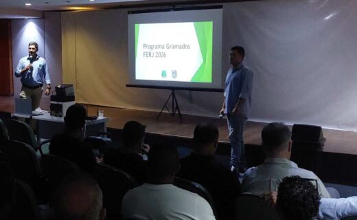 Orador apresentando na sala de reunião.