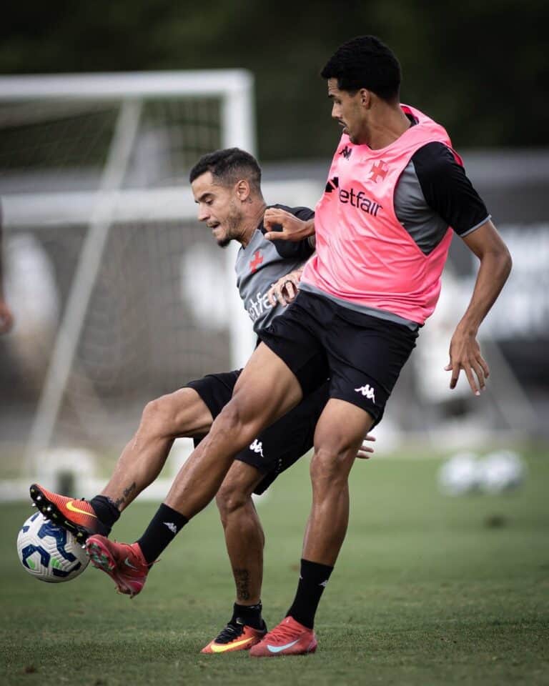 Atletas em ação durante treino no campo.