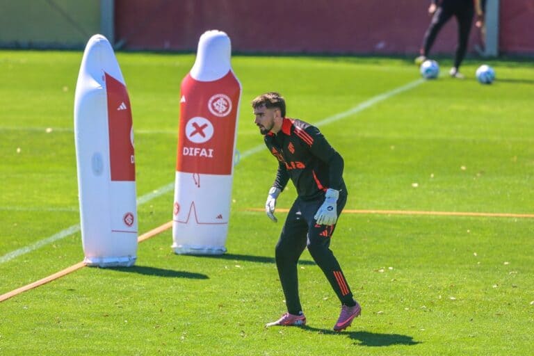 Goleiro treinando com bonecos de treinamento vascaínos.