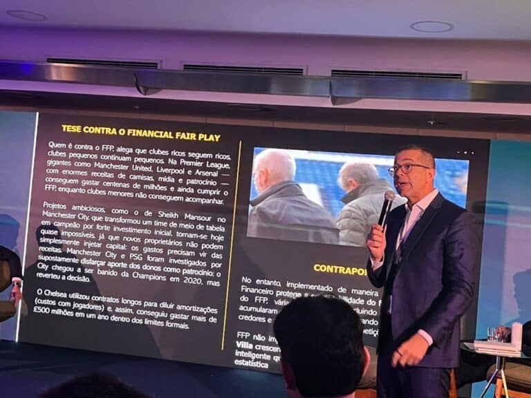 Executivo falando em conferência sobre futebol.