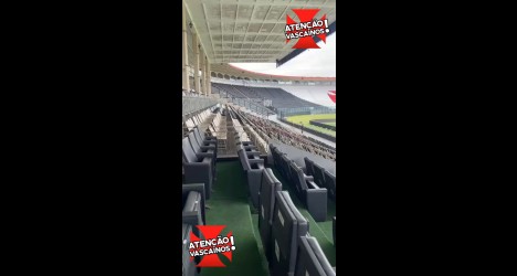 Vestiário do Vasco com assentos e vestiários visíveis, dentro do estádio, preparado para jogos e treinamentos.