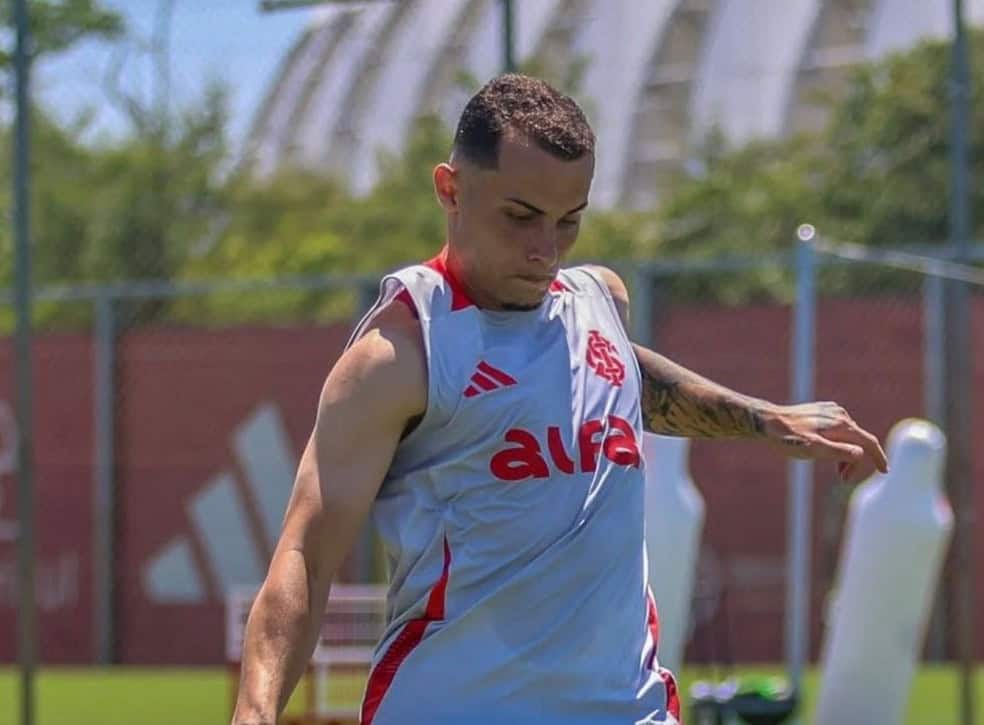 20251127-194551-1-21-bruno-gomes-e-uma-das-esperancas-do-inter-para-superar-o-vasco-foto-ricardo-duartedivulgacao-internacional-1 Atleta treinando com uniforme do Vasco.