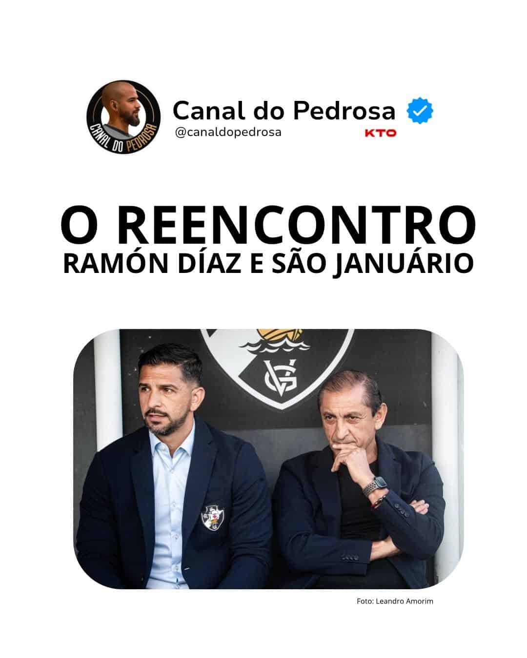 Reunião entre Ramón Díaz e São Januário, estádio do Vasco, com dois homens de terno sentado, fundo com escudo do clube. Encontro importante do técnico com o clube.