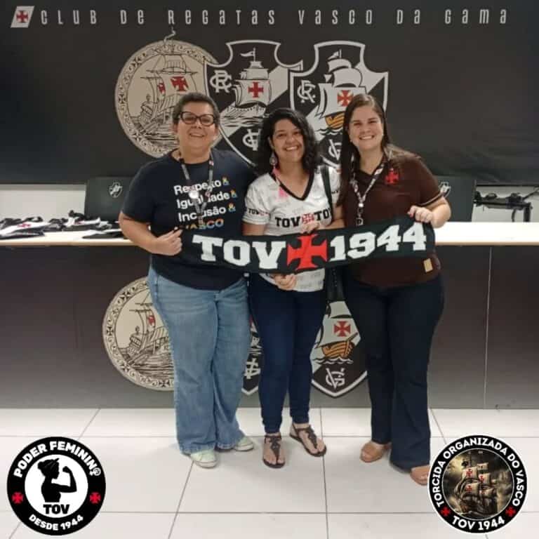 Pessoas sorrindo com cachecol do Vasco.