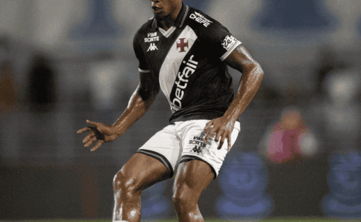 Atleta em ação com a bola.