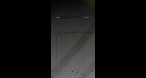 Imagem de uma camisa do Vasco exposta na parede, destacando detalhes do uniforme e do escudo.