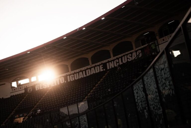 Estádio do Vasco ao amanhecer com sol brilhando na arquibancada.