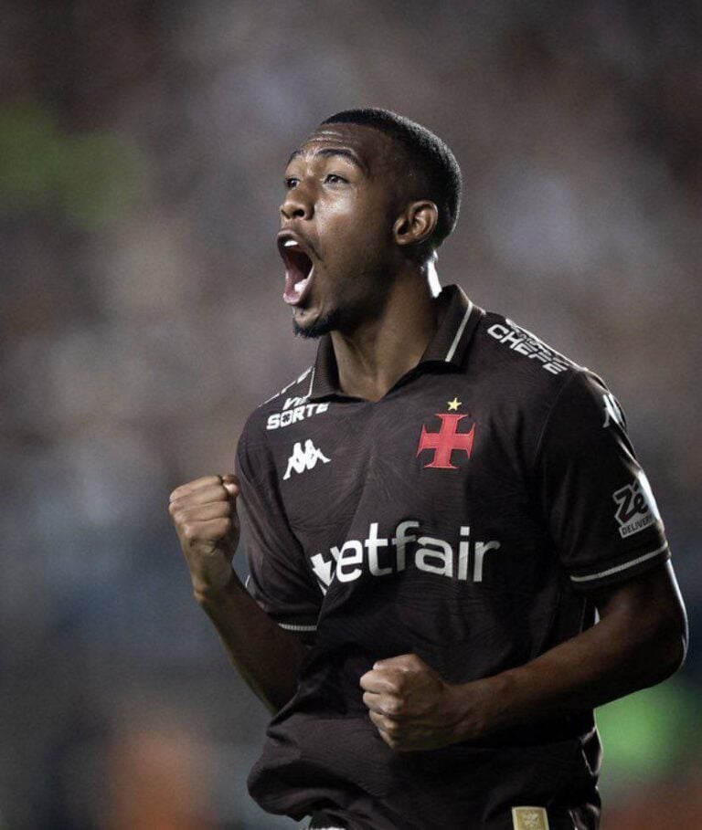 Atleta do Vasco celebrando gol em jogo.