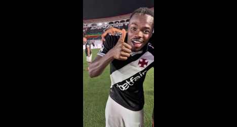 Jogador do Vasco sorrindo e comemorando na torcida.