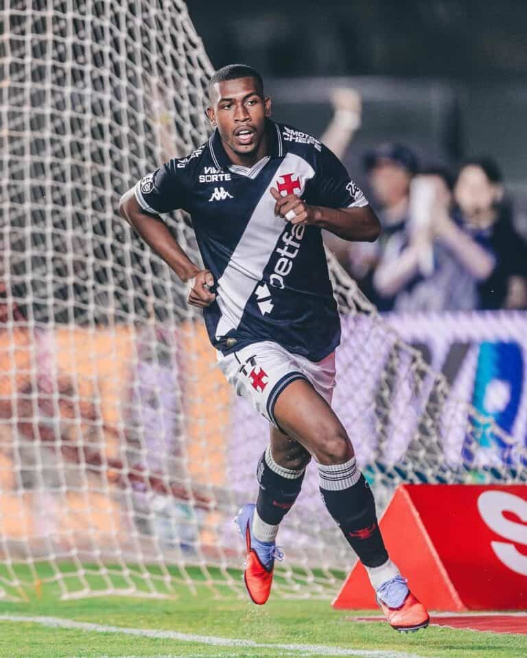 Jogador do Vasco em movimento na jogada.