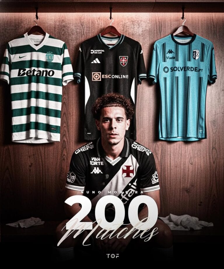 Camisas do Vasco penduradas em cabide na parede.