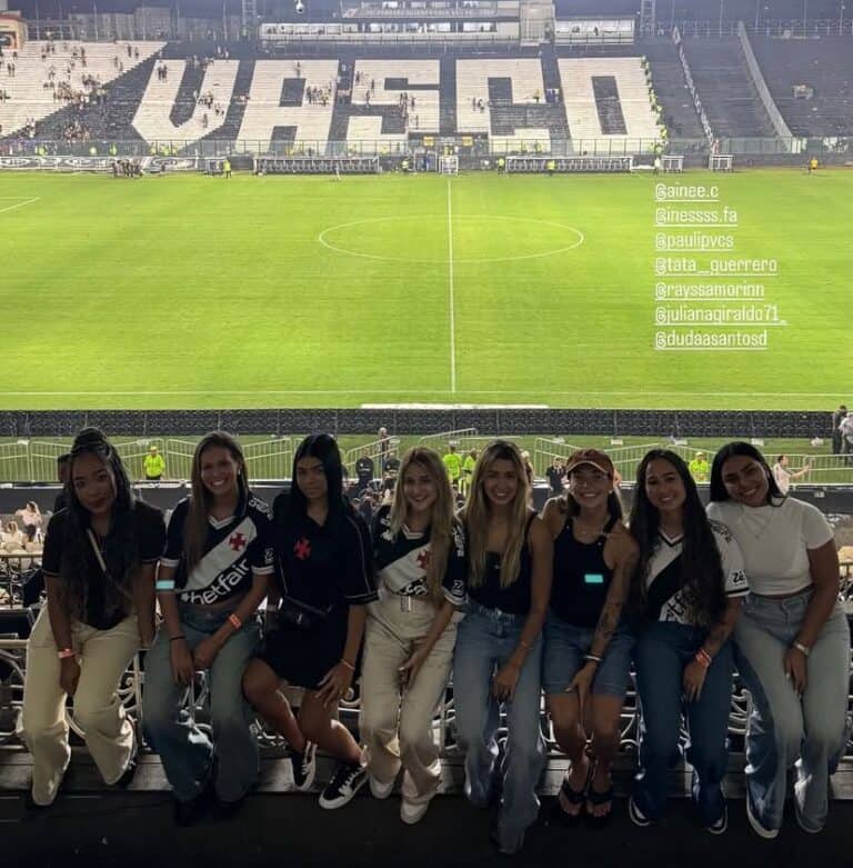 Visível na arquibancada, torcedores e estádio do Vasco.