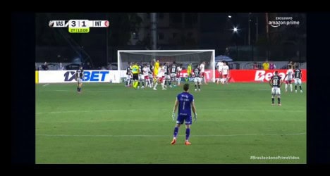 Atletas do Vasco e adversários na cobrança de escanteio no jogo contra o Internacional.