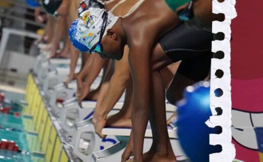 Atletas do Vasco prontos para largada na piscina.