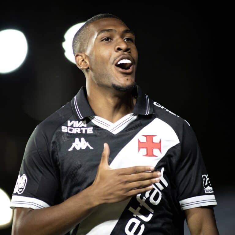 Jogador do Vasco celebra com emoção no estádio.