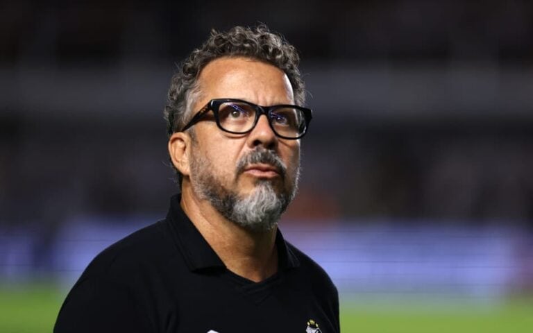 Treinador do Vasco Alves usando óculos escuros preto.