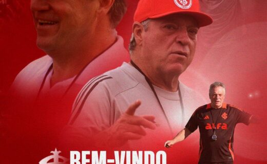 Treinador do Vasco com boné vermelho e camiseta preta, mostrando liderança.