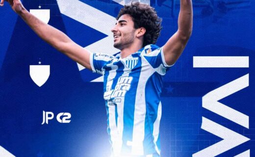 Jogador do Vasco em uniforme azul e branco sorrindo.