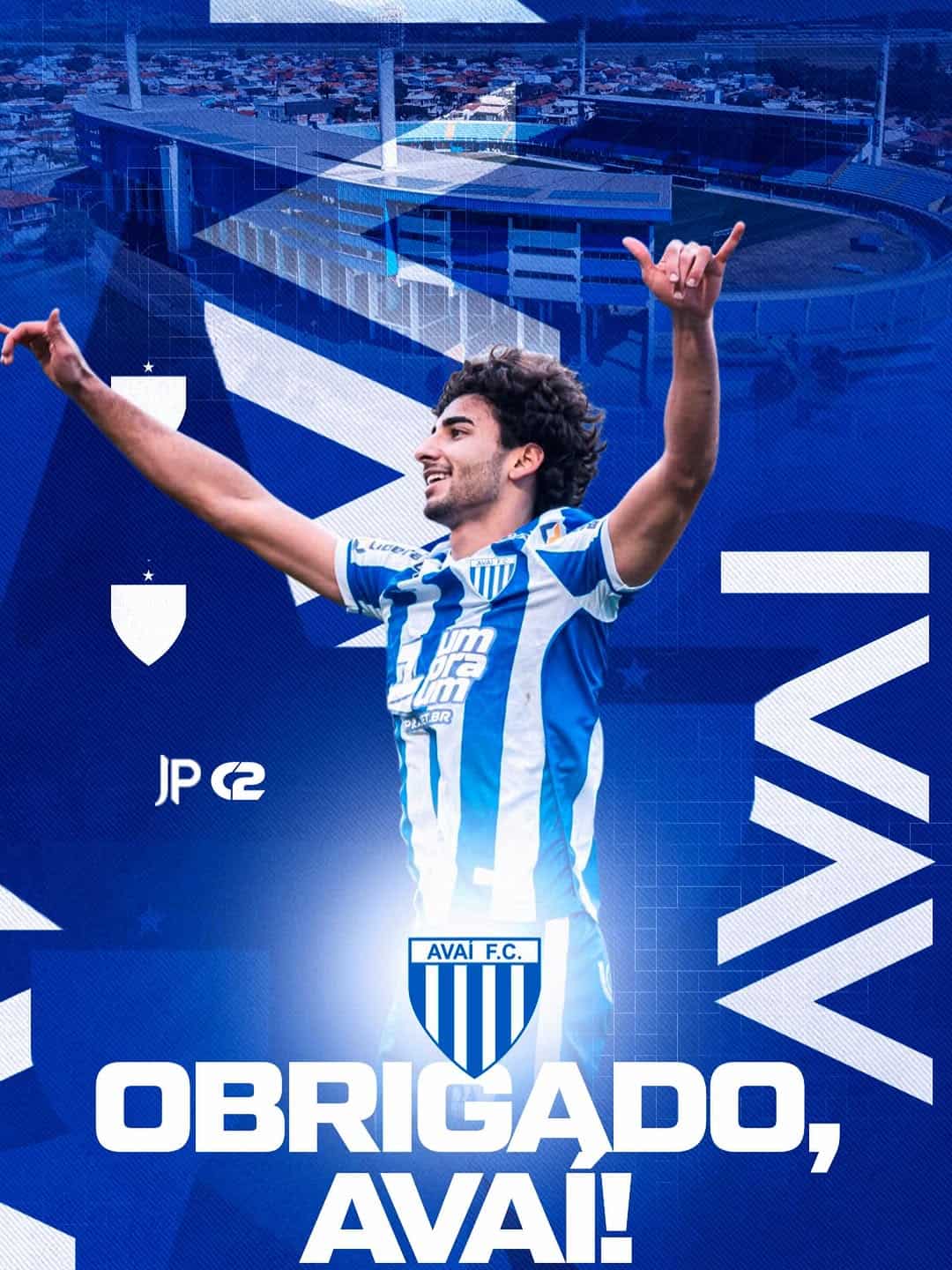 Jogador do Vasco em uniforme azul e branco sorrindo.