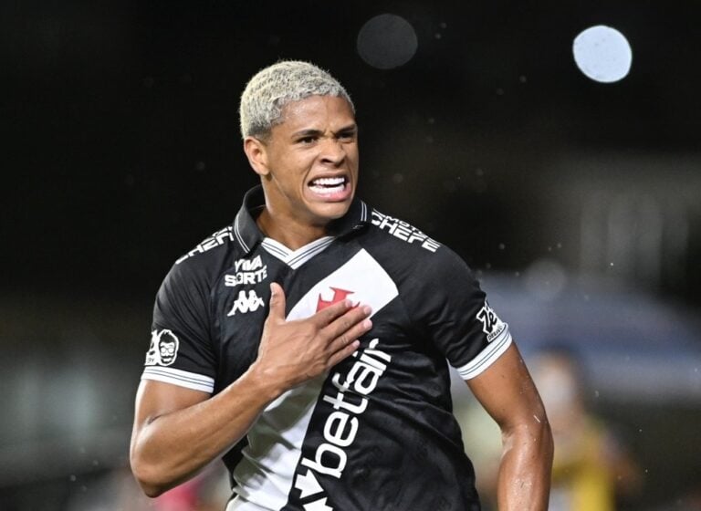 Jovem jogadora do Vasco comemorando gol.