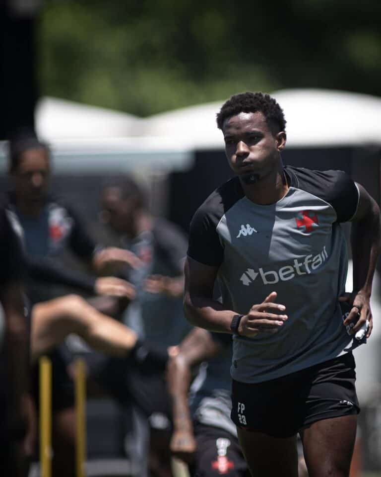 Jovem atleta do Vasco correndo em campo de treinamento ao ar livre.