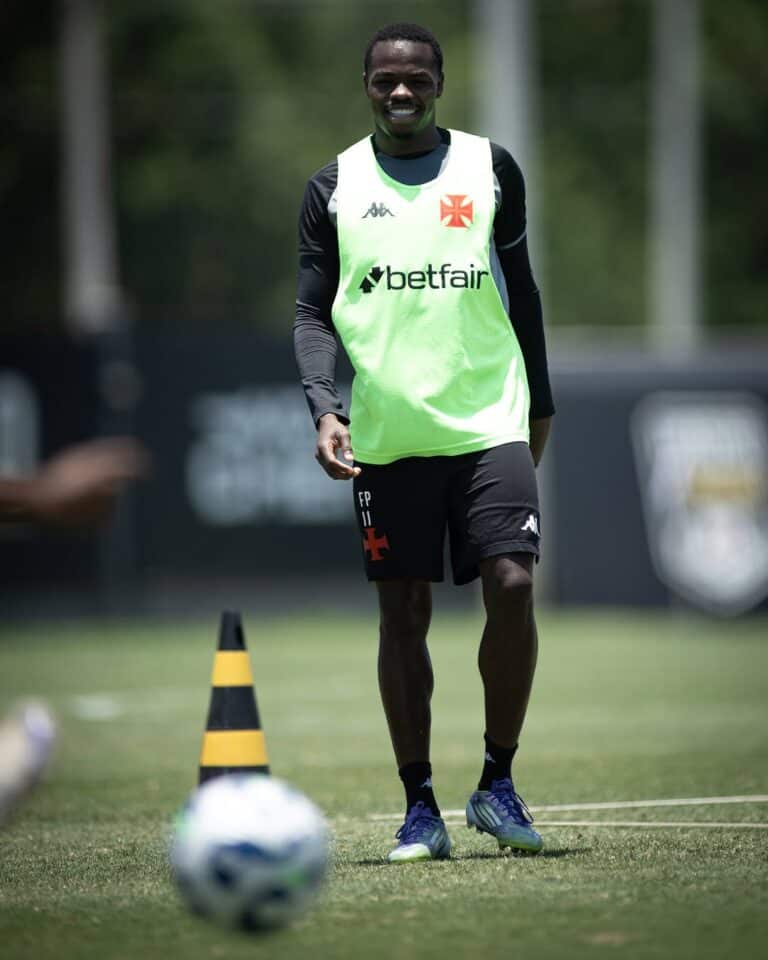 Atleta usando camisa de treino do Vasco na prática esportiva.