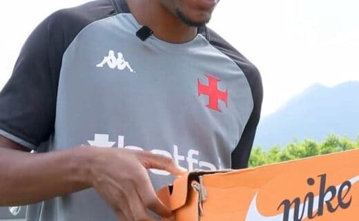 Atleta do Vasco vestindo uniforme na treinos ao ar livre.