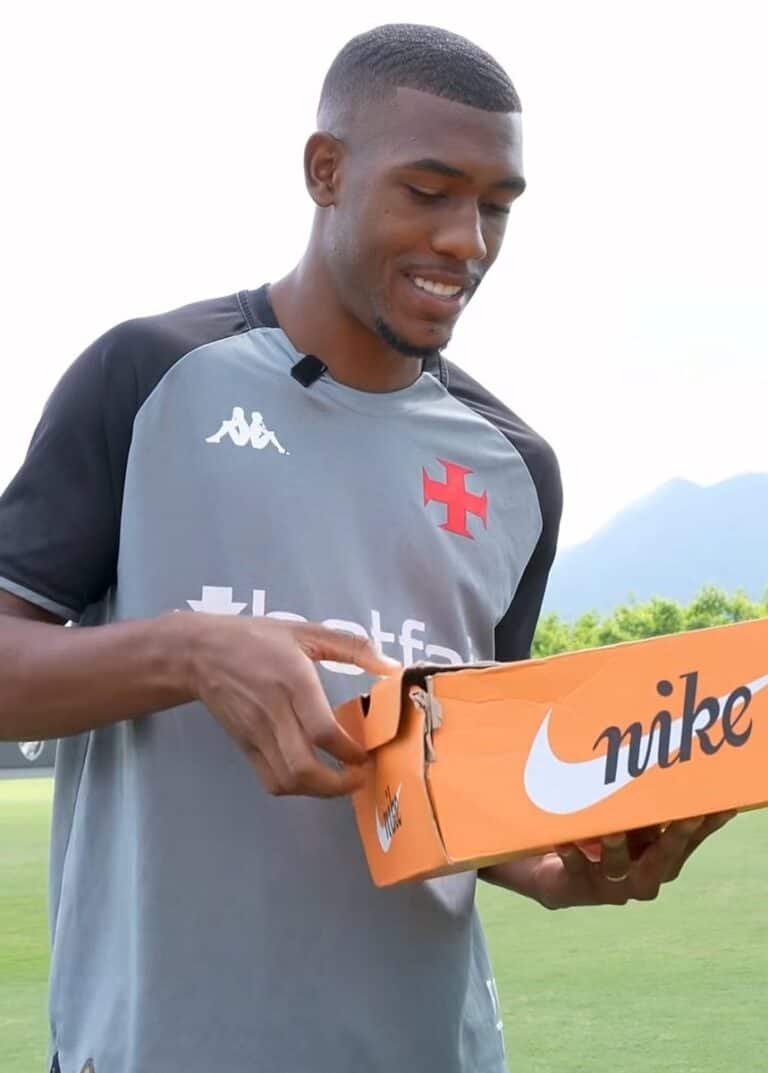 Atleta do Vasco vestindo uniforme na treinos ao ar livre.