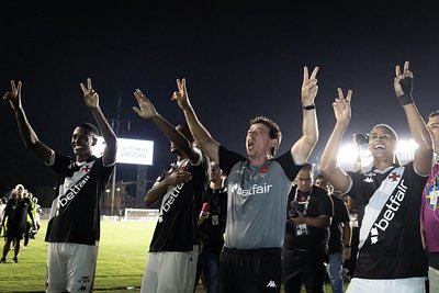 Jogadores do Vasco celebram vitória com alegria no estádio.