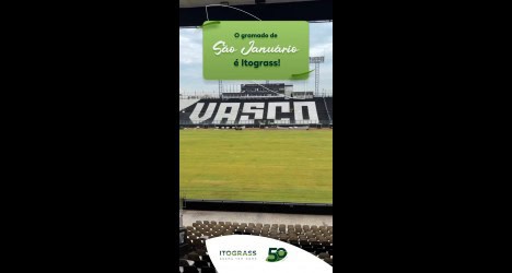 Banheiro do estádio com assentos e gigantesco painel digital.