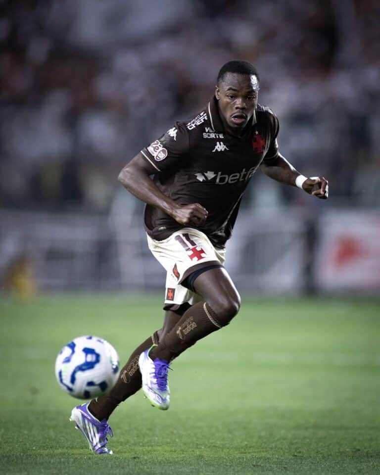 Atacante do Vasco dribla adversário durante partida.