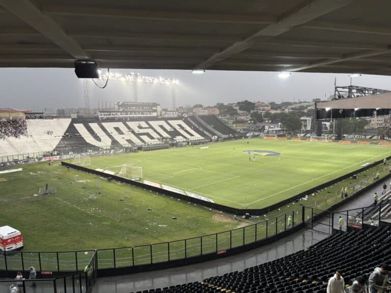 Estádio do Vasco durante uma partida ou treino.