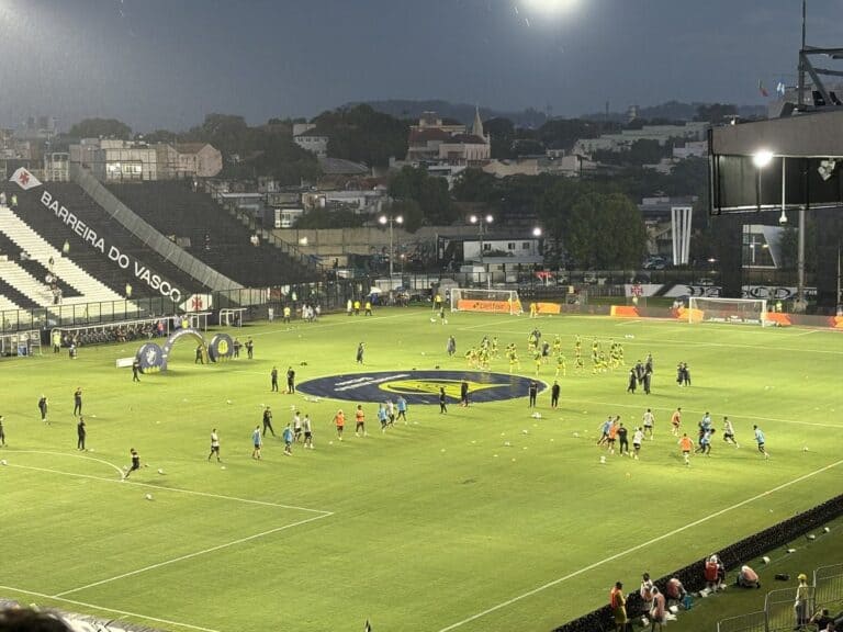 Estádio do Vasco em uso com jogadores treinando.