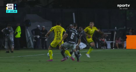 Um jogador do Vasco tenta passar a bola enquanto adversários tentam interceptar, durante uma partida de futebol ao vivo.