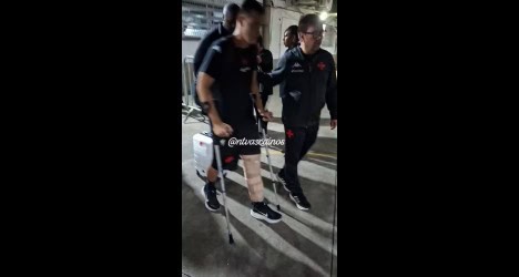 Atletas do Vasco acompanhados por treinador usando cadeira de rodas.