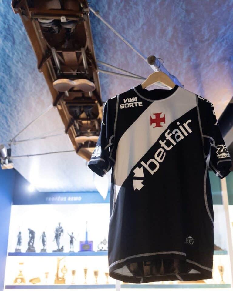 Camisa de time do Vasco da Gama pendurada.