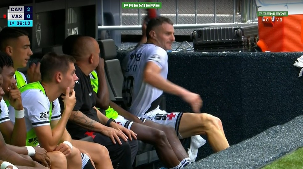 20251207-171709-1-4-vegetti-arremessa-chuteira-no-banco-de-reservas-foto-reproducao-1 Vegetti arremessa chuteira no banco de reservas — Foto: Reprodução