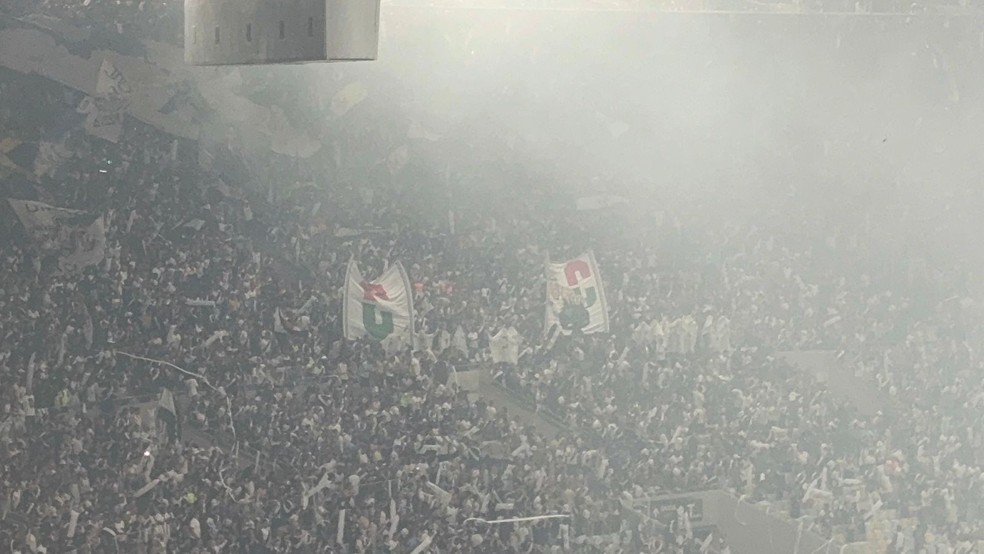 20251211-205442-1-3-provocacao-da-torcida-do-vasco-em-jogo-contra-o-fluminense-foto-bruno-muritoge-1 Provocação da torcida do Vasco em jogo contra o Fluminense — Foto: Bruno Murito/ge