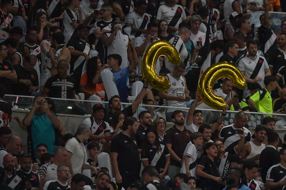 20251211-205445-1-5-torcida-do-vasco-provoca-fluminense-em-mosaico-na-semifinal-da-copa-do-brasil-foto-thiago-ribeiroagif Torcida do Vasco provoca Fluminense em mosaico na semifinal da Copa do Brasil — Foto: Thiago Ribeiro/AGIF