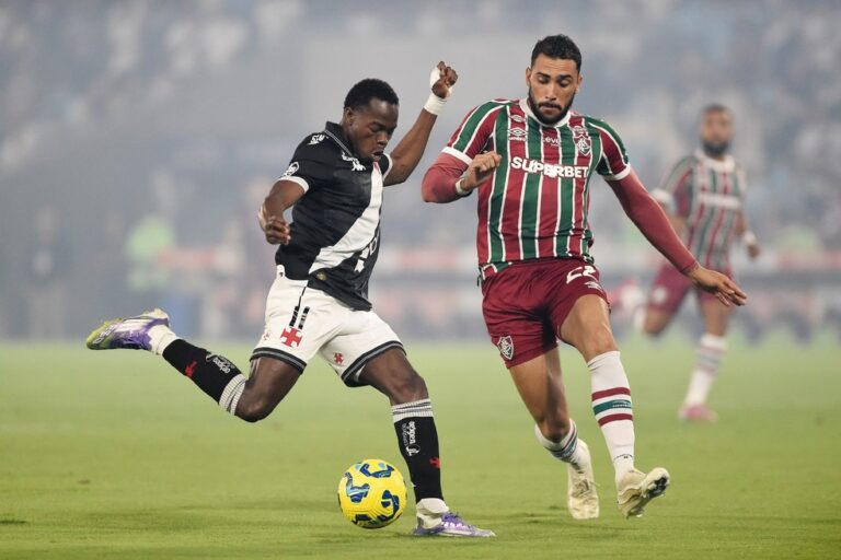 Andrés Gómez e Freytes disputam a bola - Vasco x Fluminense — Foto: André Durão