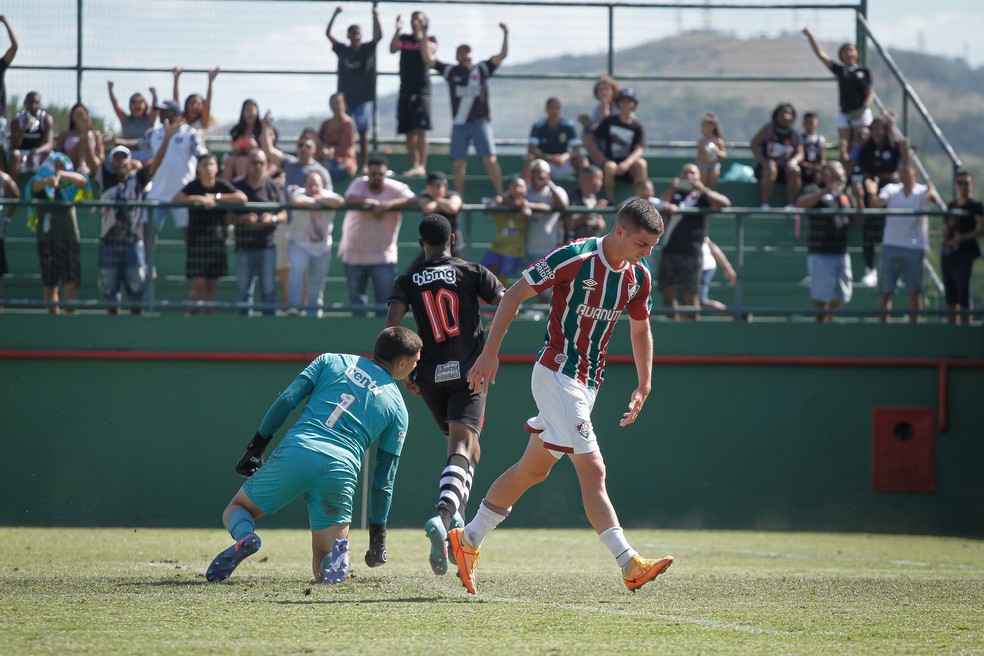 20251213-185217-1-11-rayan-comemora-gol-do-vasco-sobre-o-fluminense-no-sub-17-foto-matheus-lima-crvg Rayan comemora gol do Vasco sobre o Fluminense no sub-17 — Foto: Matheus Lima / CRVG