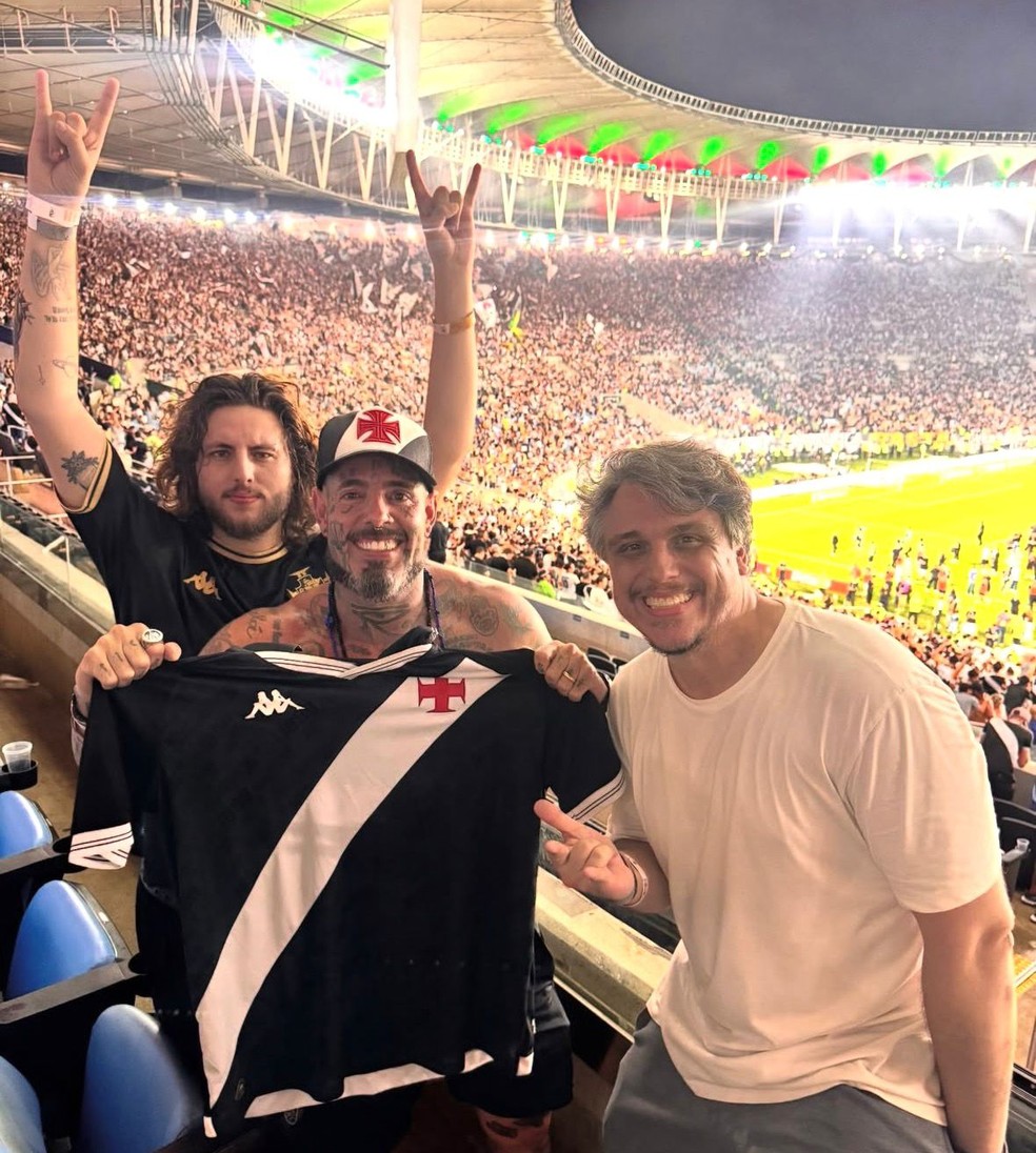 20251215-033837-1-14-tico-santa-cruz-vai-ao-jogo-do-vasco-com-o-filho-lucas-foto-reproducaoinstagram Tico Santa Cruz vai ao jogo do Vasco com o filho, Lucas — Foto: Reprodução/Instagram