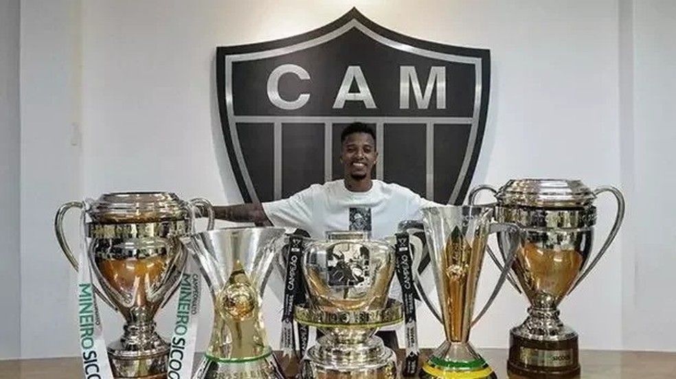 20251219-080335-1-12-tche-tche-com-tacas-no-atletico-mg-foto-divulgacao Tchê Tchê com taças no Atlético-MG — Foto: Divulgação